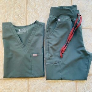 FIGS Scrub Set Catarina Top / Zamora Joggers